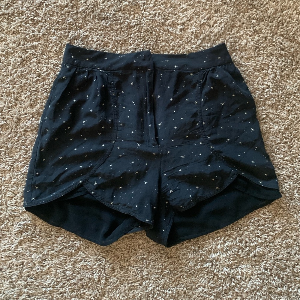 Size 2 short shorts in black color made of silk and polyester